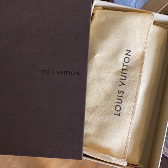 Authentic Sarah Louis Vuitton Wallet - Picture 9 of 13